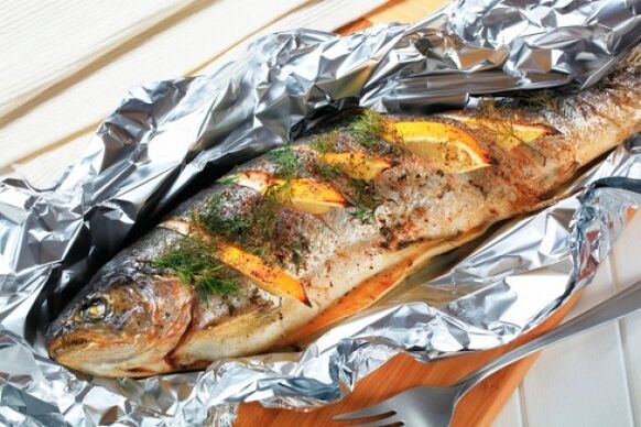اتبع حمية ماجي ، اشوي السمك برقائق معدنية على العشاء