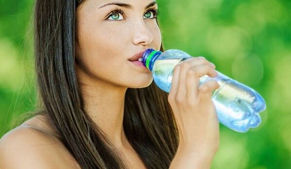 من أجل إنقاص الوزن بشكل فعال، تحتاج إلى شرب كمية كافية من الماء. 